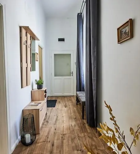 Apartament Varfal *